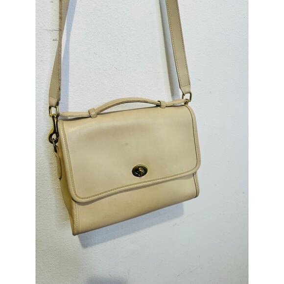 Vintage COACH 9870 Ivory Leather Court Brass Turn Lock Crossbody Strap Bag - Picture 10 of 13